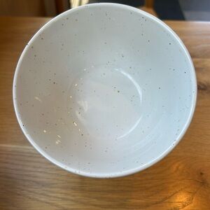 Potter’s corner ceramic bowl set white w/ speckles honeycomb pattern on outside